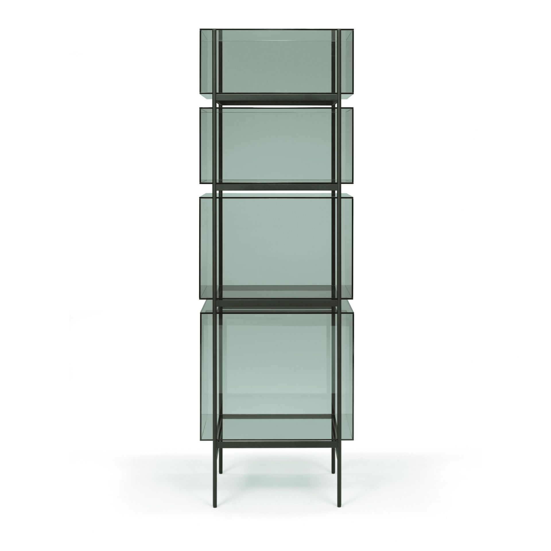 Lyn High Regal von Pulpo, modernes Design Regal mit grünen Glasböden und schwarzem Metallgestell.